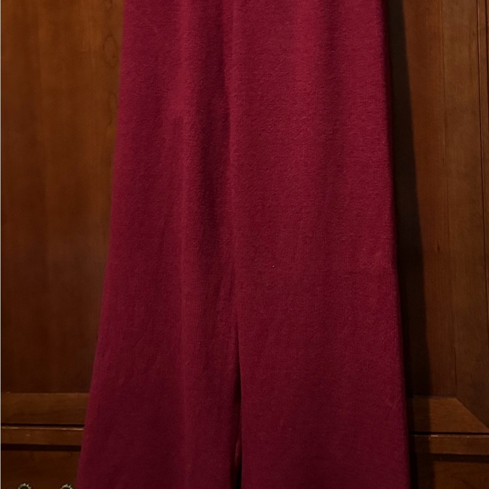 Chic Burgundy Women's Sweater Turtleneck Top and Pants - Picture 3 of 5